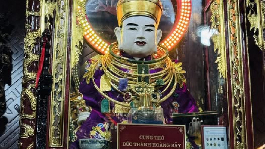 Thực hư tin đồn di dời tượng ông Hoàng Bảy: Dân mang chăn chiếu canh đền Bảo Hà